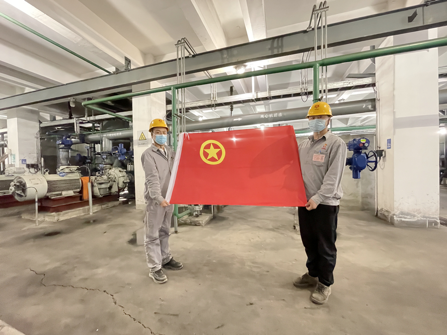 與團(tuán)旗合影_副本.jpg
